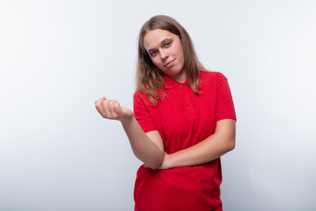 Dlaczego cierpnie lewa ręka i kiedy to może być niepokojące?