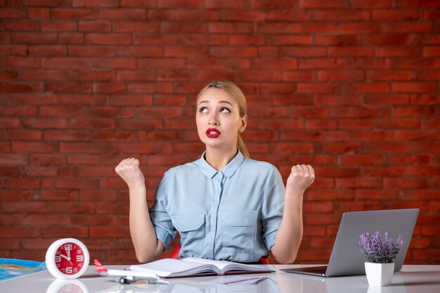 Jak nabrać pewności siebie w pracy bez udawania kogoś kim nie jesteś?