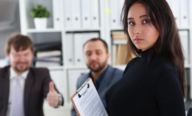 Jak poinformować urząd pracy o podjęciu zatrudnienia podczas pobierania zasiłku?