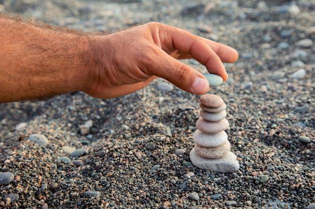 Jak naładować kamienie energią według tradycji ezoterycznych?